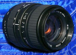 SIGMAで現在発売中の、デジタル専用55-200mmレンズと大きさは同じくらいかも