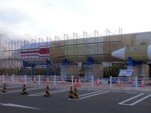 機体両側に足場が組んであった