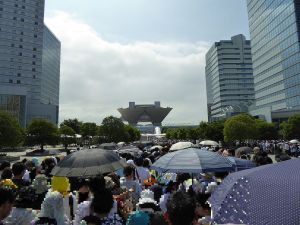 午前10時前に会場着